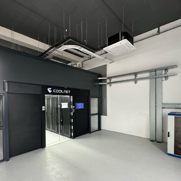 锐芯为黑山某知名物联网服务商交付高效冷通道机房解决方案